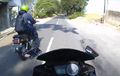 Video, Yamaha R15 Diasapi Honda GL Pro, Angka di Speedometer 120 Tetap Ketinggalan