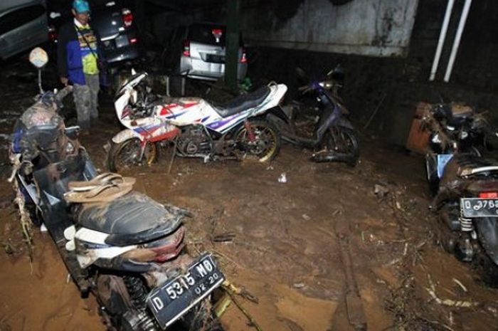 Efek banjir bandang sungai Cipamokolan kota Bandung 20/3/2018