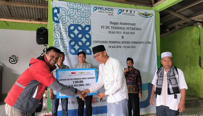 perayaan ulang tahun CTRC yang ke-5 diisi dengan pemberian bantuan kepada 123 anak Yatim yang belajar di Pondok Pesantren Nurul islam Padang Cermin.