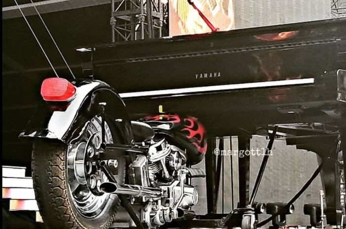PIano Axl Rose menggunakan moge sebagai bangkunya