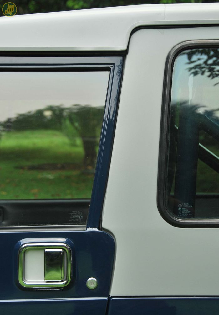 Tak seperti kebanyakan pintu di keluarga CJ, TJ, maupun YJ dengan ujung membulat. Frame pintu CJ-8 Overland ini memiliki bentuk mengkotak. 