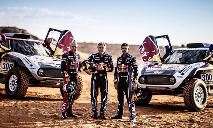 Juara Reli Dakar 2018 Carlos Sainz (tengah) berseragam tim MINI untuk Reli Dakar 2019