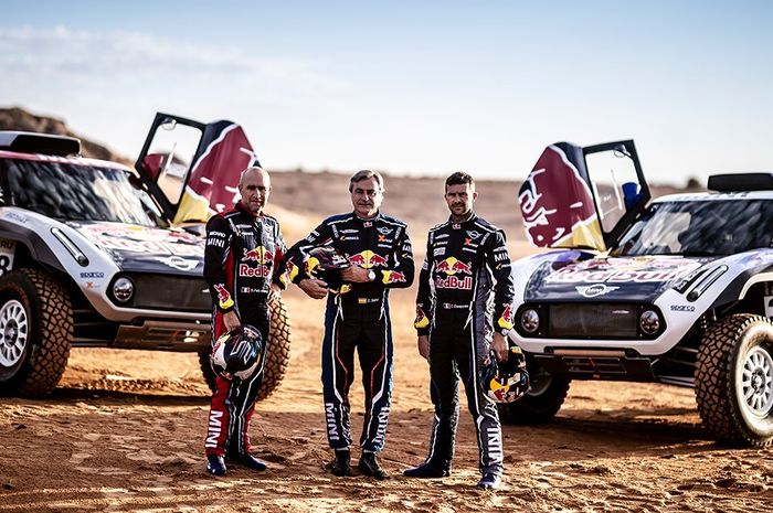 Juara Reli Dakar 2018 Carlos Sainz (tengah) berseragam tim MINI untuk Reli Dakar 2019