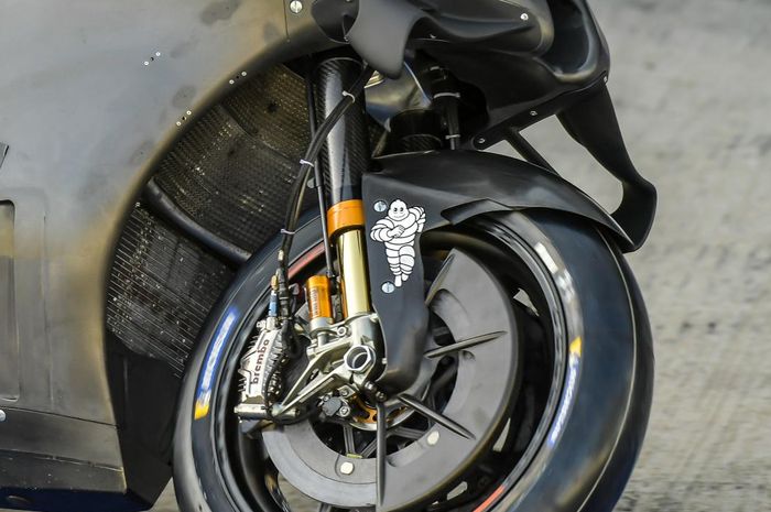 Motor balap MotoGP memakai fitur dan teknologi paling canggih, tapi ada satu teknologi yang tidak dipakai, yaitu sistem rem ABS