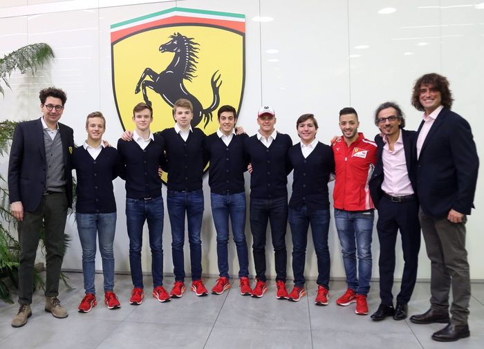 Para pembalap Ferrari junior (pakai sepatu merah) yang tergabung di Ferrari Driver Academy 2019