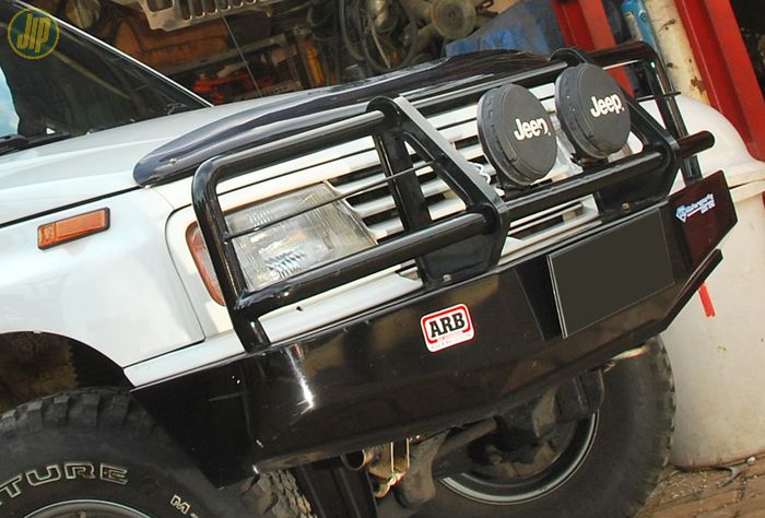 Bullbar custom ala ARB menggantikan bemper orisinal Suzuki Vitara ini. 