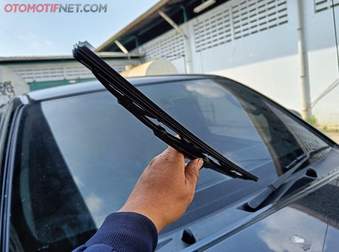 Ganti wiper mobil yang aman begini caranya