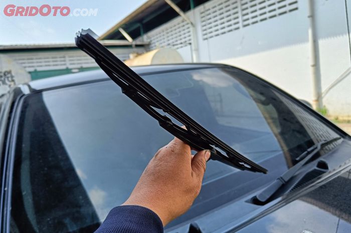 Ganti wiper mobil yang aman begini caranya