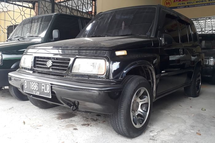 Ikustrasi Suzuki Sidekick di showroom mobil bekas