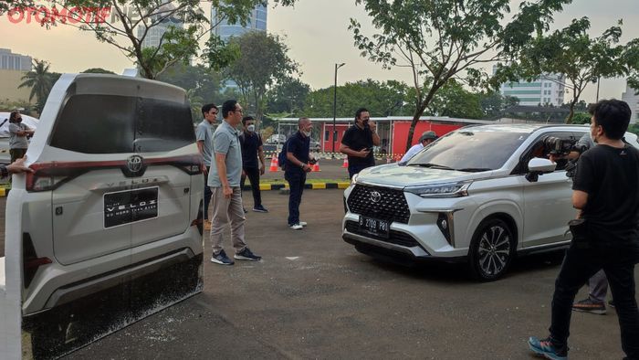 Ragu-ragu, rekan wartawan justru nabrak objek di depan mobil