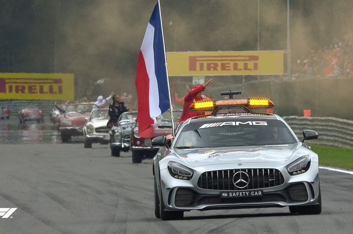 Urutan depan parade pembalap menjelang GP F1 Belgia hari Minggu ini, membawa bendera Prancis untuk mengenang Anthoine Hubert