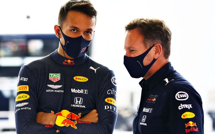 Alex Albon dan Christian Horner. Keduanya akan tetap bersama di tim Red Bull pada musim balap F1 2021