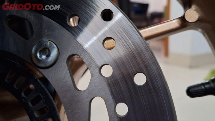 Lubang pada rem cakram motor berfungsi sebagai jalur pendingin dan pembuangan 