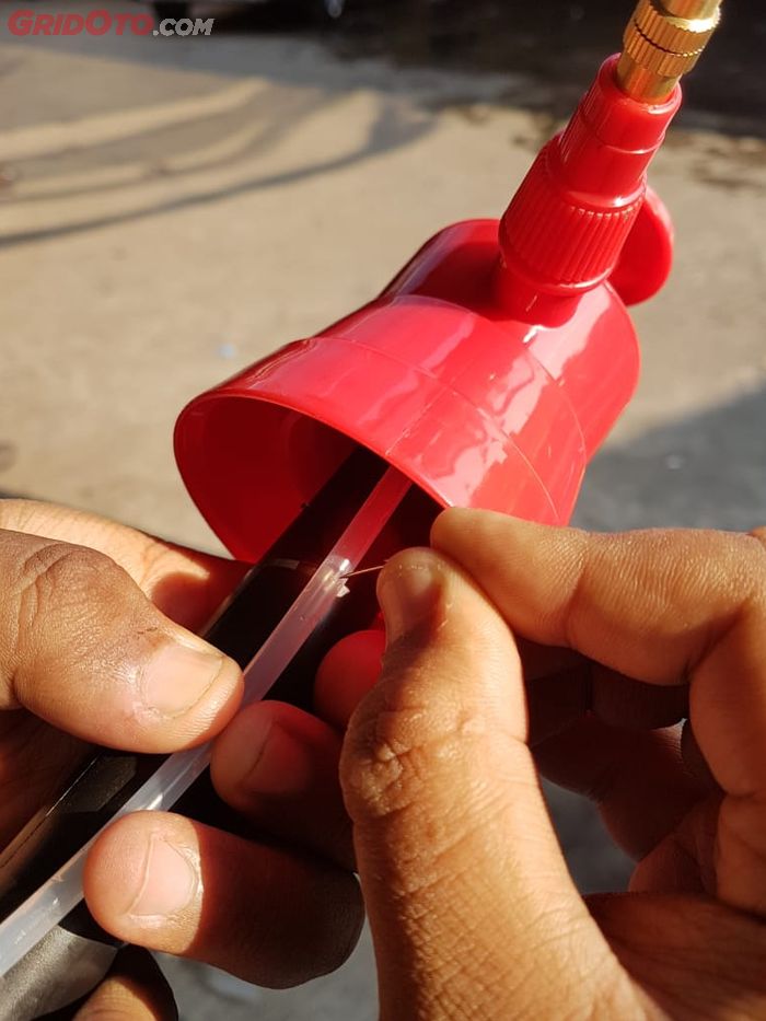 Lubang selang kecil pada tutup sprayer dengan peniti, jaraknya sekitar 3 Cm dari tutup sprayer