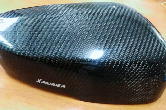 cover spion Xpander berbahan serat karbon