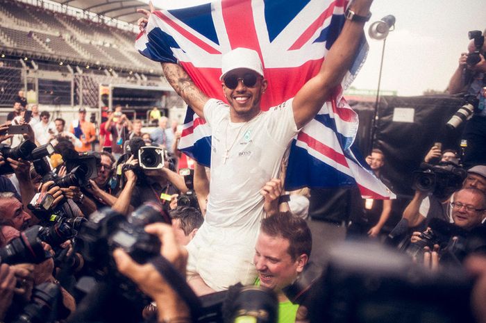 Lewis Hamilton saat meraih gelar juara junia keempat kalinya di GP F1 Meksiko 2017