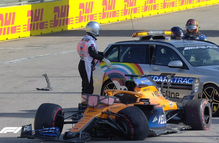Carlos Sainz (McLaren) menyenggol pagar pembatas pembalap di tikungan ketiga balap F1 Rusia 2020