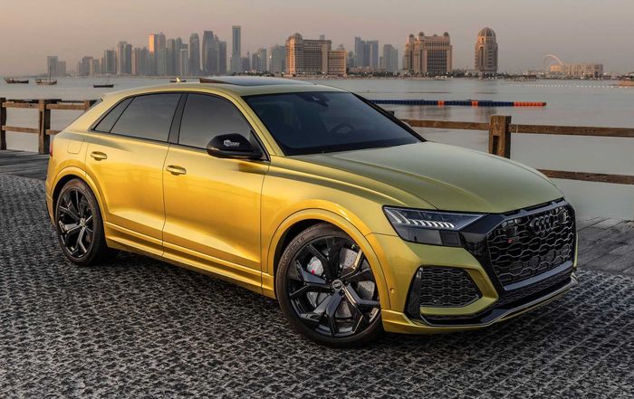Seluruh bodi Audi RS Q8 Qatar Edition dilapis kelir Yellow Austin