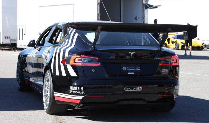 Pemasangan sayap belakang bikin Tesla Model S Plaid lebih ngebut