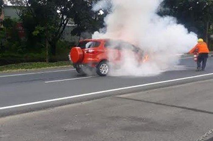 Ford Ecosport ludes terbakar usai menyundul pantat truk di tol