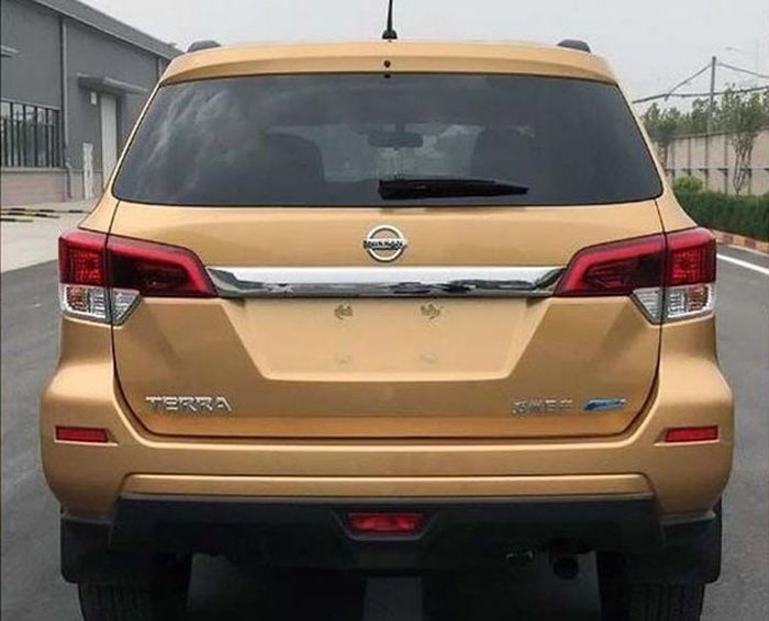 Tampak belakang Nissan Terra