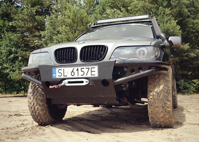 Modifikasi BMW X5 lama juga dibekali sederet kelengkapan off-road