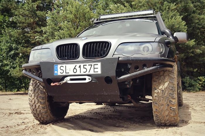 Modifikasi BMW X5 lama juga dibekali sederet kelengkapan off-road