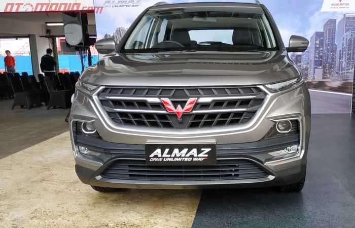 Wuling Almaz pakai gril besar dan lampu proyektor