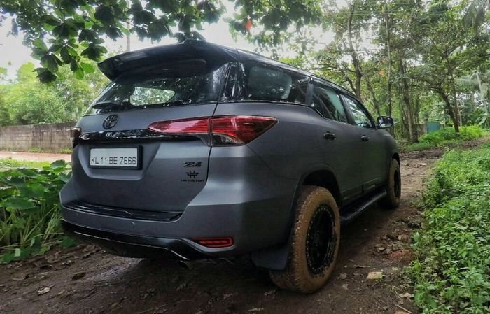 Toyota Fortuner dengan suspensi Tein