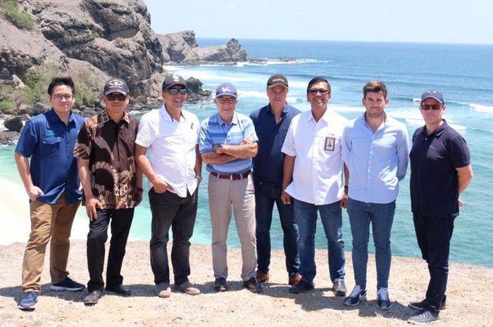 (keempat dari kiri) Carmelo Ezpeleta, bos promotor MotoGP di pantai Lombok