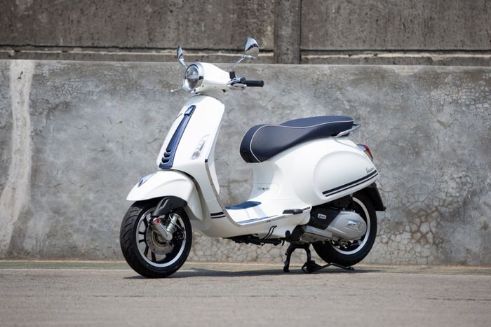 Vespa Primavera Yacht Club