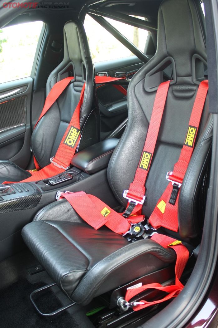 Recaro Sportster lengkap dengan OMP seatbelt di Audi A4