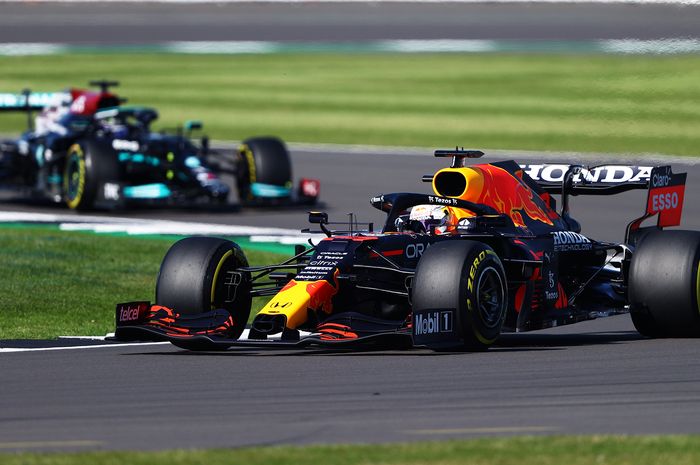 Max Verstappen mengalahkan pembalap tuan rumah Lewis Hamilton di sprint qualifying F1 Inggris 2021