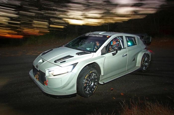 Thierry Neuville terus dipertahankan tim Hyundai untuk musim WRC 2022 yang menggunakan mobil reli hybrid Hyundai i20 N Rally1