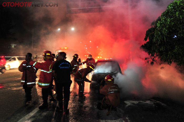 Ilustrasi mobil terbakar di jalan