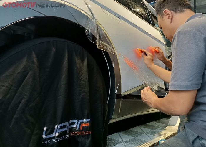Pamasangan paint protection film UPPF dilakukan dengan hati-hati dan detail