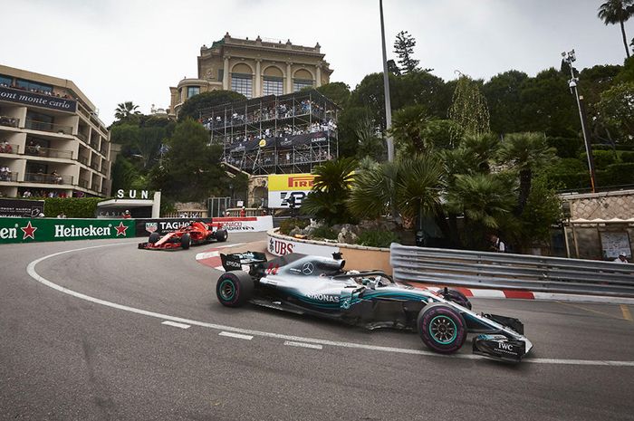 Lewis hamilton tidak dapat mengembangkan kecepatannya di sirkuit sempit yang banyak belokan pada GP F1 Monako