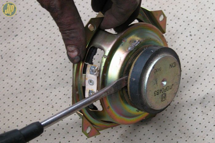 Magnet dari speaker bekas dimanfaatkan untuk mengikat kotoran di tangki bensin.