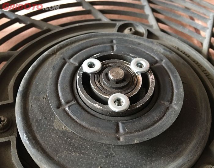 Ganjal ring 8 mm pada lubang baut agar kipas AC Jazz bisa terpasang