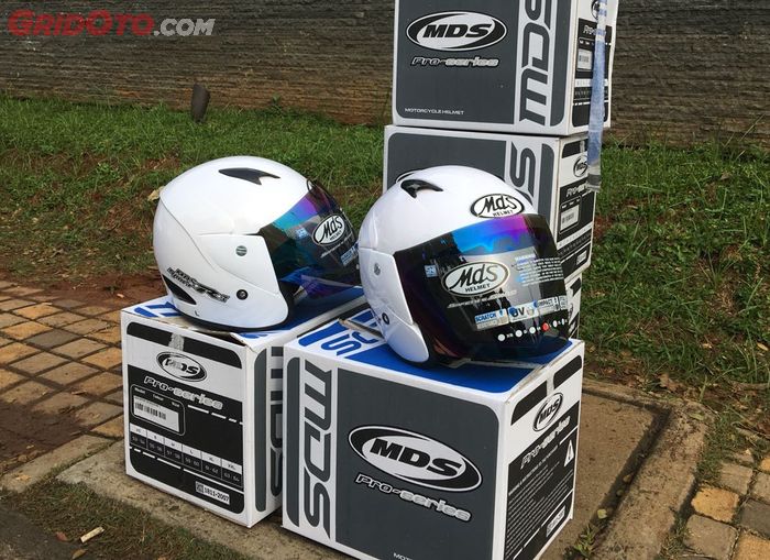Helm MDS Sport R3 yang dibagi-bagi ke masyarakat Bekasi