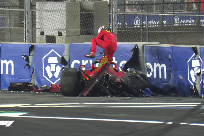 Pembalap tim Ferrari, Charles Leclerc kecelakaan pada sesi latihan bebas kedua (FP2) F1 Arab Saudi di sirkuit Jeddah