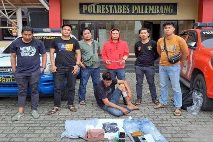 Tersangka pelaku pencurian motor yang dilumpuhkan dengan timas panas dan beberapa barang bukti yang diamankan 
