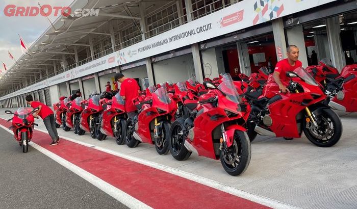 Puluhan Ducati Panigale V4S didatangkan khusus event ini.