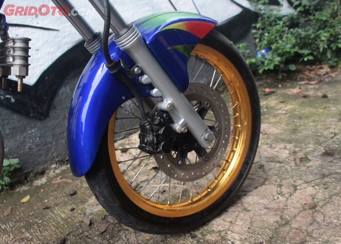Honda CB lawas pakai pelek Rossi ring 17 gold