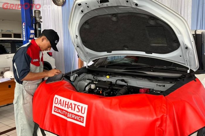 Ilustrasi pengecekan mobil yang dilakukan oleh Daihatsu