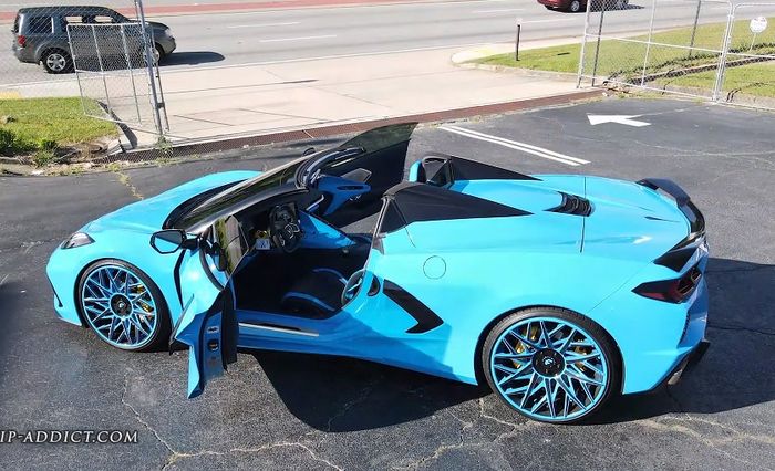 Modifikasi Chevrolet Corvette C8 dengan warna serba biru