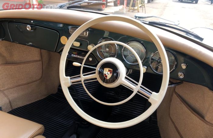 Penampakan setir dan kompartemen dasbor Porsche 1600 Super
