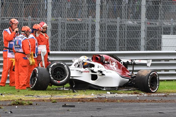 Marcuss Ericsson keluar dari mobilnya usai kecelakaan di FP2 F1 Italia