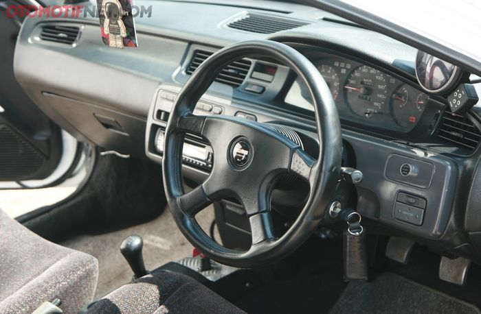 Interior Honda Civic Estilo sebagian besar masih mengandalkan bawaan, cuma ganti setir, karpet dan speaker