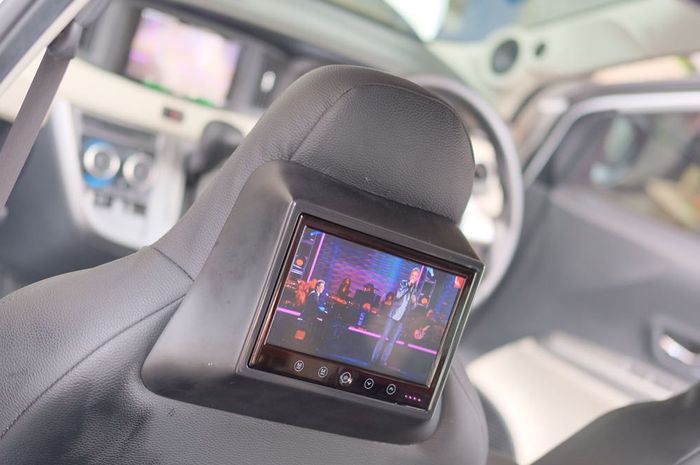 headrest monitor di kabin Daihatsu Sigra